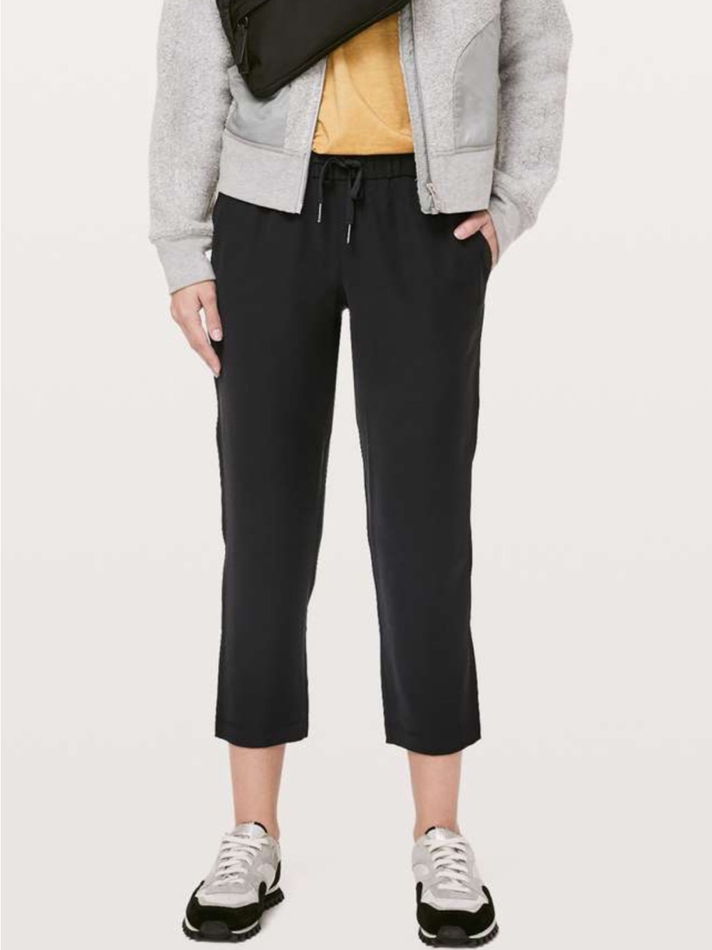 Lululemon On The Fly Crop Woven 23” Black Women’s 6 Fall Travel